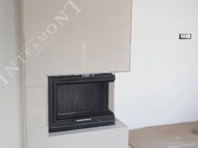 Obloge kamina - Intermont Moderna obloga kamina u fazi izgradnje. Vidljive su vatrootporne ploče (gips-vlaknaste Fermacell) za suhu gradnju, ugrađeno ložište s crnim okvirom i crni horizontalni element iznad ložišta (ventilacijski otvor/polica).