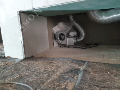 Obloge kamina - Intermont Ugradnja sustava za distribuciju toplog zraka. Vidljiv je metalni centrifugalni ventilator za kamin i fleksibilna aluminijska cijev unutar djelomično izgrađene obloge kamina od vatrootpornih ploča.